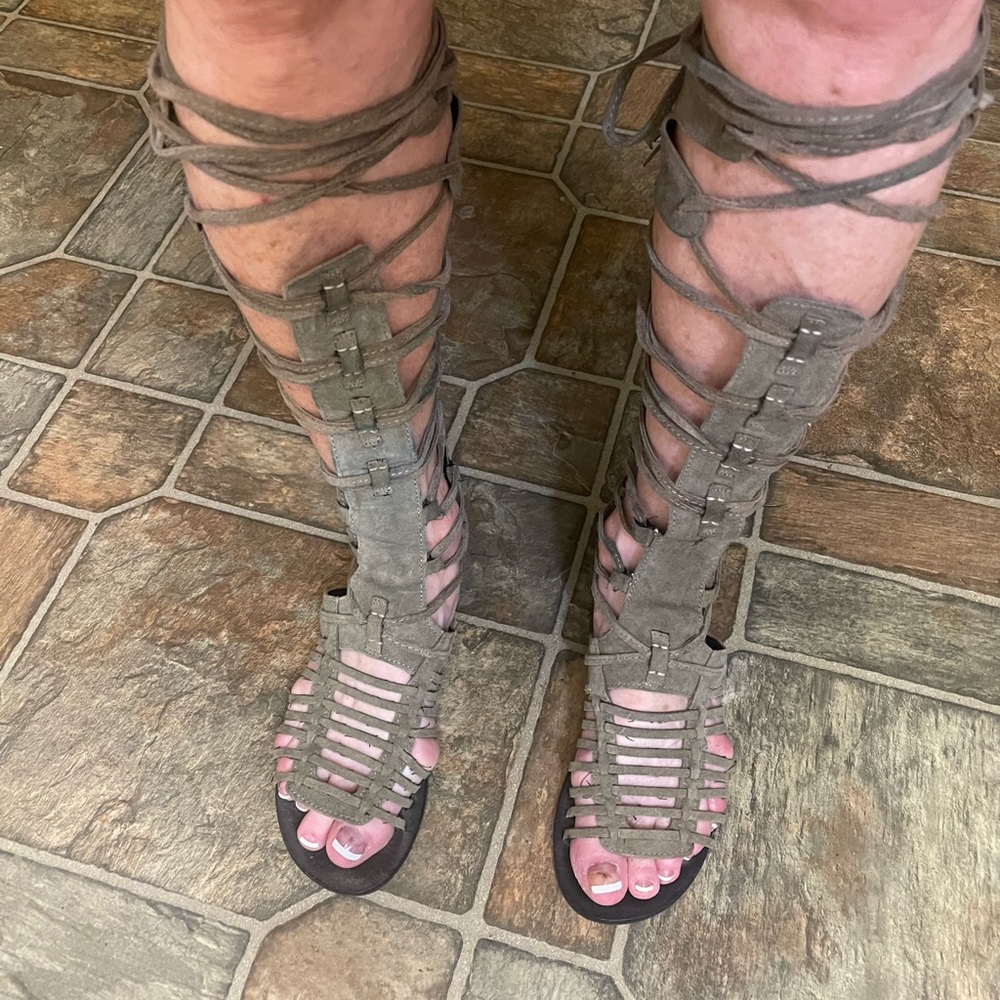 Free people women’s suede leather lace up to knee gladiator sandals size 8